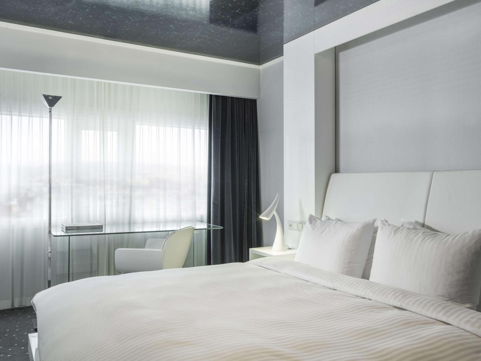 Radisson Blu Plaza Hotel, Осло Екстериор снимка A room at the hotel
